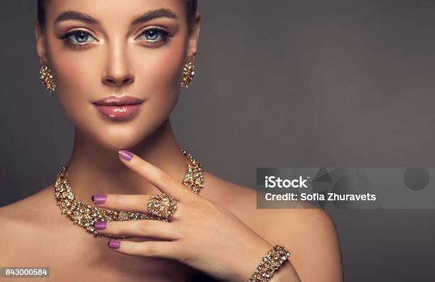 Photo libre de droit de Magnifique Dame Dans Un Maquillage Parfait Est Montre Bijoux Ensemble banque d'images et plus d'images libres de droit de Bijou