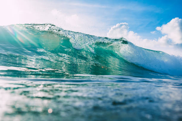 niebieska fala w oceanie i niebie w tropikach - tide sea breaking water zdjęcia i obrazy z banku zdjęć
