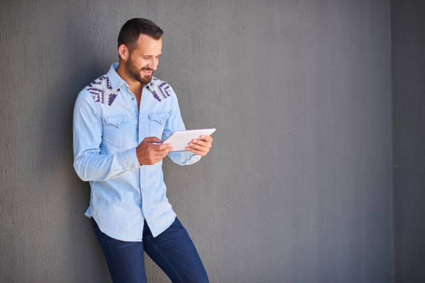 istock Young businessman in casual clothes over grey wall background 843011848