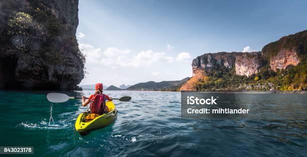 Frau Paddel Kajak Stockfoto und mehr Bilder von Kajak - Kajak, Abenteuer, Kajakdisziplin