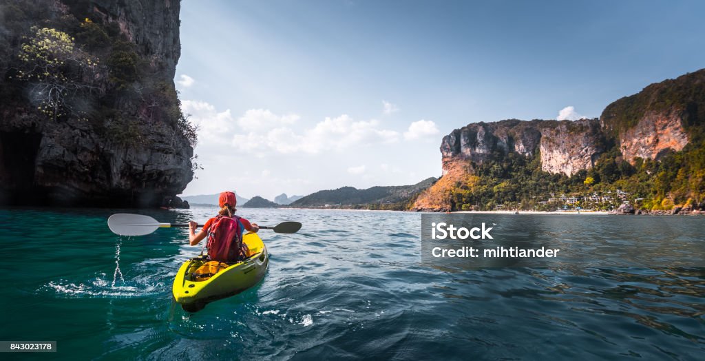 Mujer palas kayak - Foto de stock de Kayak - Barco de remos libre de derechos