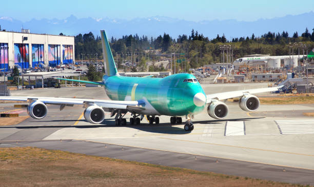 ボーイング 747 の航空機が滑走路に課税 - boeing ストックフォトと画像