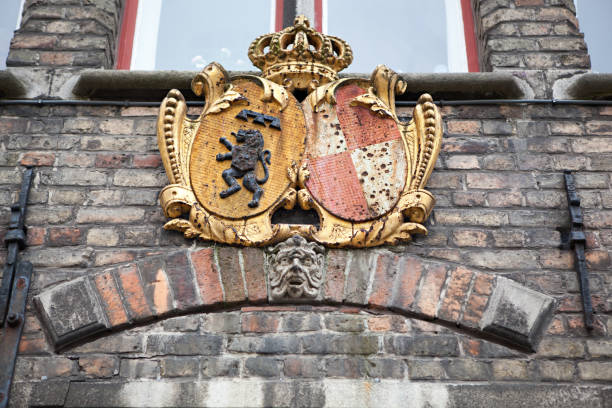 détails architecturaux sur les bâtiments - flag flanders medieval lion photos et images de collection