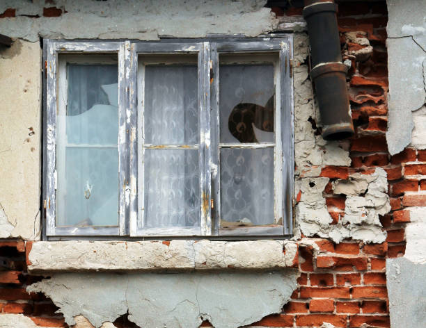 istock Window of an old abandoned house 843026526