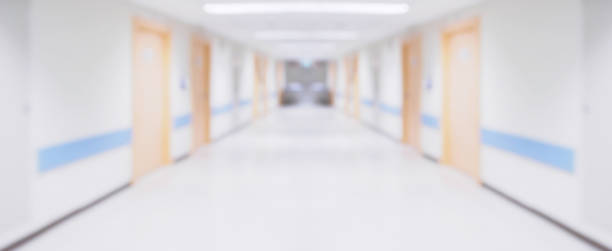 abstrakte unschärfe krankenhaus flur unscharf gestellt medizinischen hintergrund - patient room stock-fotos und bilder