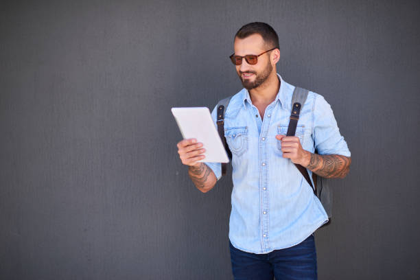 istock Young businessman in casual clothes over grey wall background 843075572