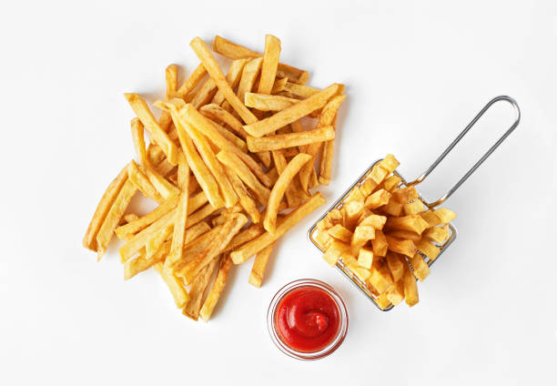 batatas fritas no cesto com ketchup isolado no fundo branco. - gold potato - fotografias e filmes do acervo