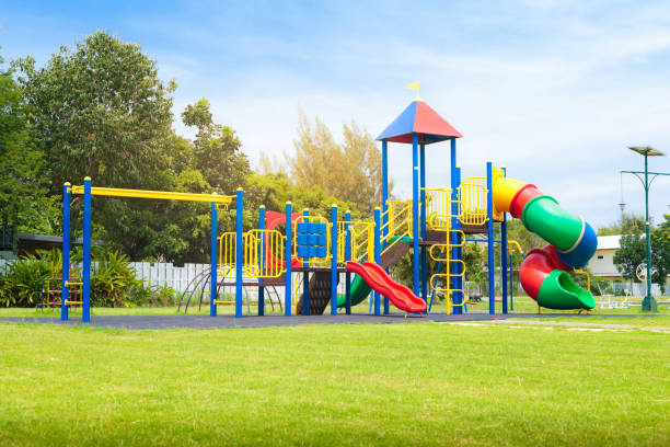 un terrain de jeu coloré sur jardin dans le parc. - schoolyard photos et images de collection