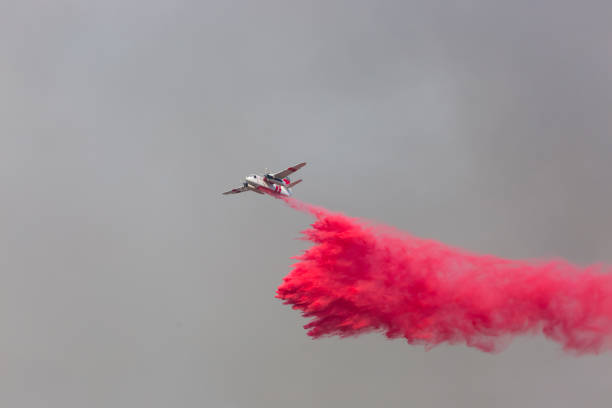 DC-10 doing drops of water on the La Tuna wildfire in Los Angeles DC-10 flying around doing water and fire retardant drops on the moutains of Los Angeles. 

 military tanker airplane photos stock pictures, royalty-free photos & images