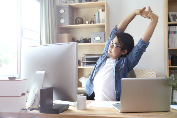 espace de travail - laptop japanese ethnicity businessman desk photos et images de collection