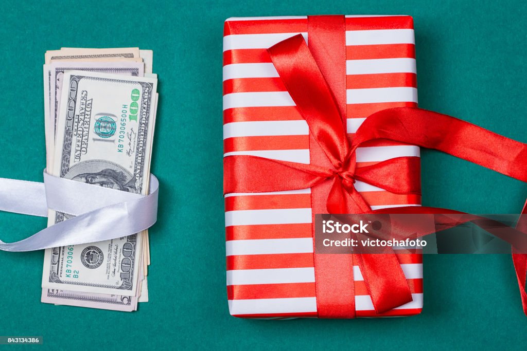 amerikanisches Geld mit Geschenk-box - Lizenzfrei Lohnzusatz Stock-Foto