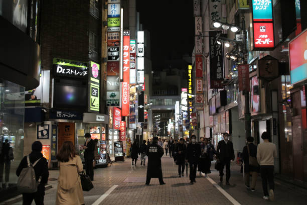 shinjuku street view in der nacht - sleaze stock-fotos und bilder
