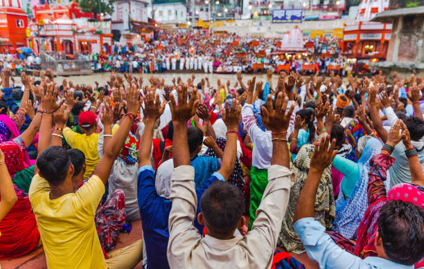 miles de peregrinos hindúes / personas en la ciudad santa de haridwar en uttarakhand, la india, durante la ceremonia de luz de noche llamada arthi ganga ganga río de culto / ganges. ceremonia de la cultura, tradición, - caste system fotografías e imágenes de stock