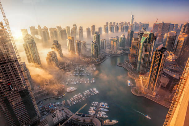 dubai marina avec coucher de soleil coloré à dubai, united arab emirates - yacht sea sunrise sailing photos et images de collection