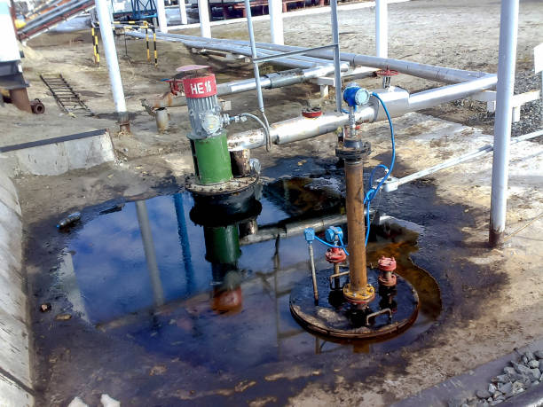 ruptura de óleo na pedreira de um tanque de drenagem para a bombagem de águas residuais. - águas residuais - fotografias e filmes do acervo
