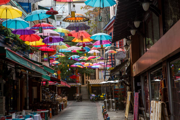 ulica z restauracjami i dekoracją parasola w kadikoy istanbul turkey - kadikoy district zdjęcia i obrazy z banku zdjęć