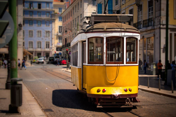 istock Old isbon yellow tram on the street 843148570