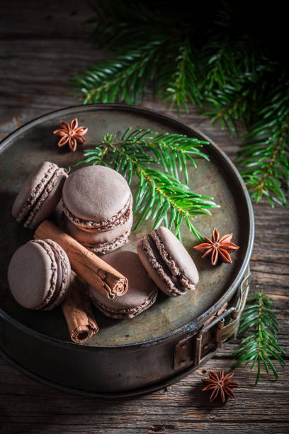 deliciosos macarrones con canela y chocolate para navidad - 7653 fotografías e imágenes de stock