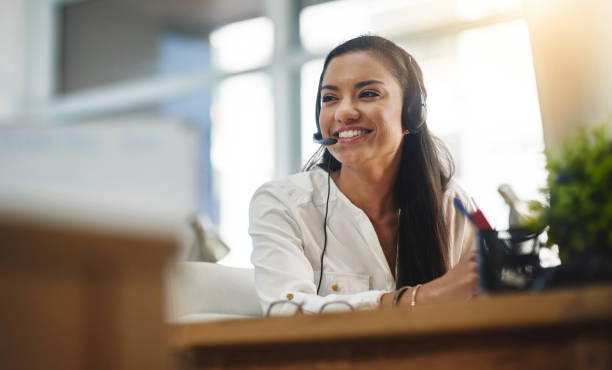 она всегда любит работать - receptionist стоковые фото и изображения