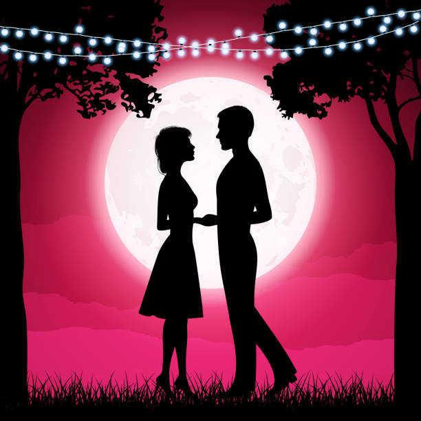 Silueta De Pareja En La Luna Llena - Banco de fotos e imágenes de stock - iStock Silueta De Pareja En La Luna Llena - Banco de fotos e imágenes de stock - iStock