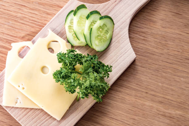 queso y pepino. - cutting board cutting mat photography horizontal fotografías e imágenes de stock