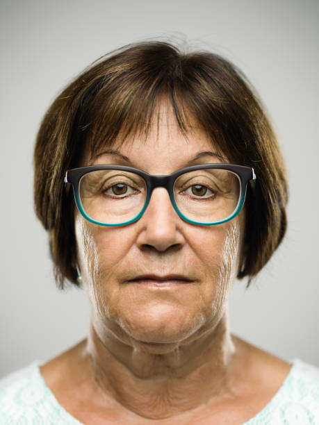 prawdziwy poważny portret starszej kobiety - beautiful contemporary close up brown eyes zdjęcia i obrazy z banku zdjęć
