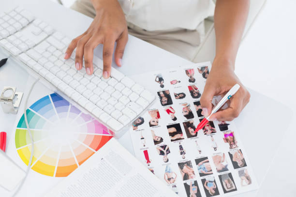 istock Photo editor working on contact sheet 843186300