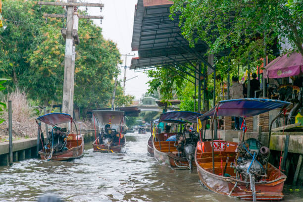 schwimmender markt, bangkok, thailand - stand up paddling stock-fotos und bilder