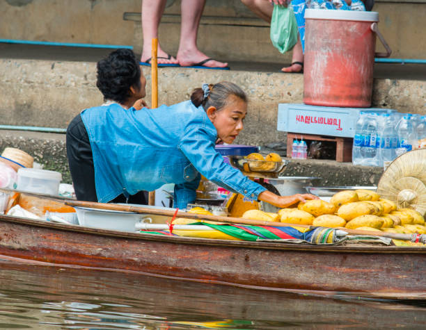 schwimmender markt, bangkok, thailand - stand up paddling stock-fotos und bilder