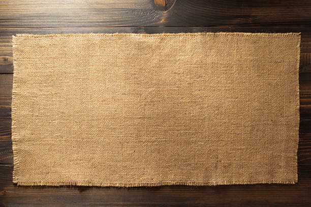 burlap hessian plądrowanie na drewnie - burlap textile textured sack zdjęcia i obrazy z banku zdjęć