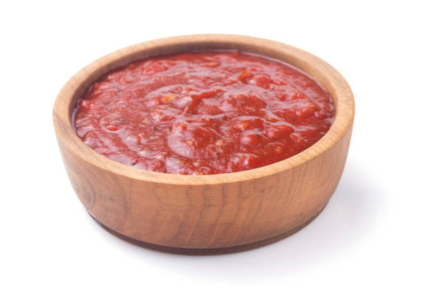 흰색 바탕에 토마토 소스 - tomato sauce jar 뉴스 사진 이미지