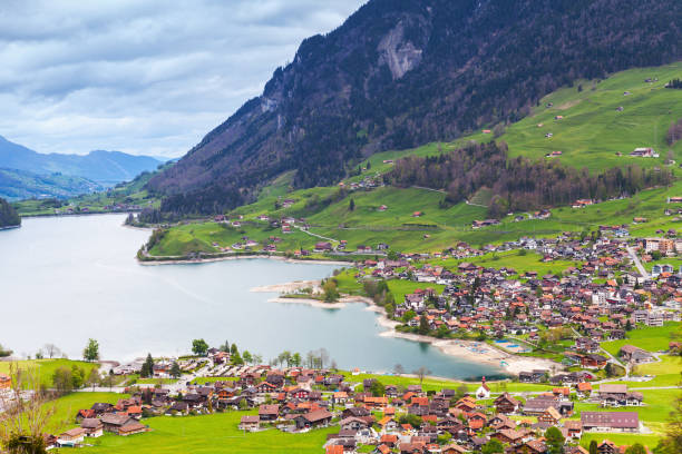 paisagem rural suíça. lungern lago - interlaken mountain meadow switzerland - fotografias e filmes do acervo