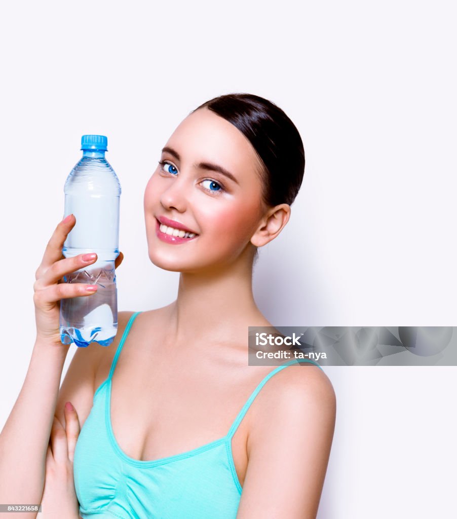 Người Phụ Nữ Trẻ Đẹp Thon Thả Cầm Chai Nước Trông Hạnh Phúc Và Mỉm ...