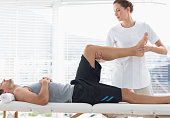 physiotherapeuten-massieren-bein-des-mannes.jpg?b=1&s=170x170&k=20&c=TamFholBFIFM3wURs2u7a6g6Lf88Z9ZIY_JZz8IPcd8=