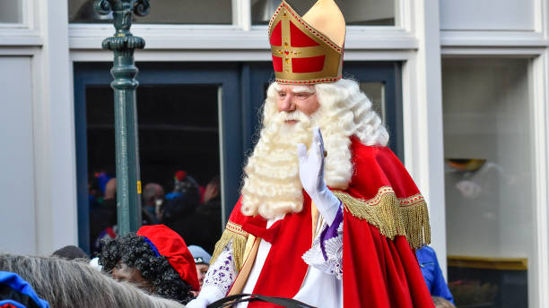 sinterklaas in arrivo nella città di kampen per il festival sint nicolaas - santa claus waving christmas photography foto e immagini stock