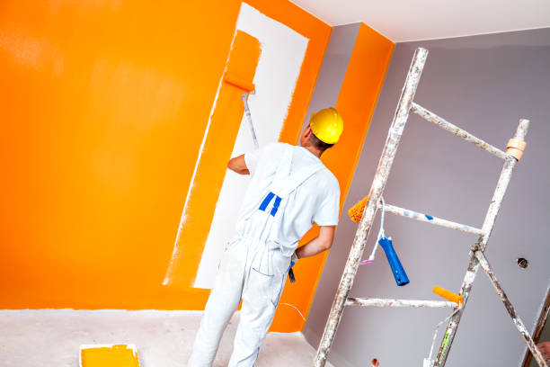 istock Man painting wall in room 843242796