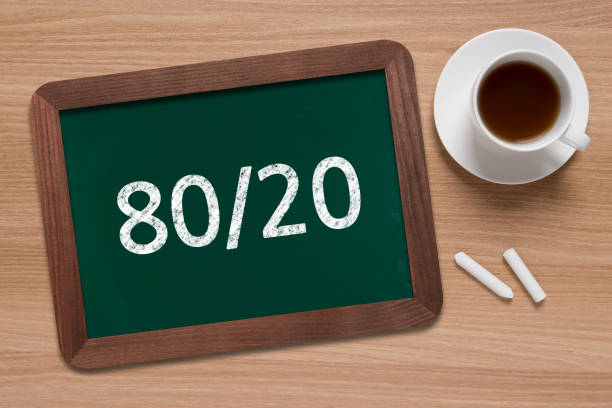80/20 (パレートの原則) - ビジネス黒板背景 - 8020 ストックフォトと画像