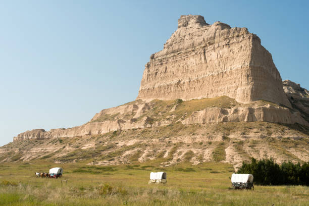 scotts bluff monument national bâché nebraska midwest usa - nebraska the oregon trail covered wagon landscape photos et images de collection