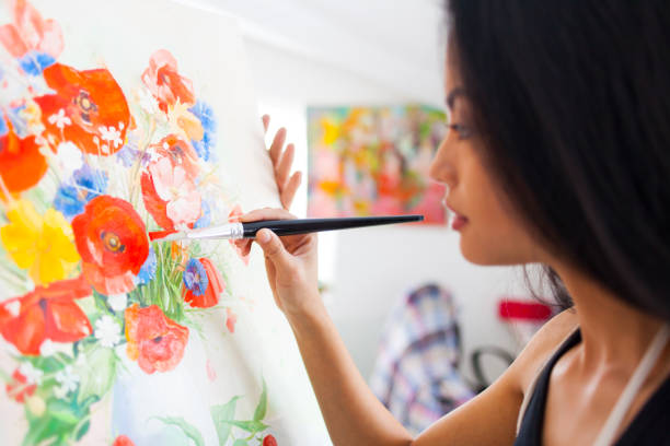 mujer pintora dibujo en su estudio - artists canvas beautiful art product palette fotografías e imágenes de stock