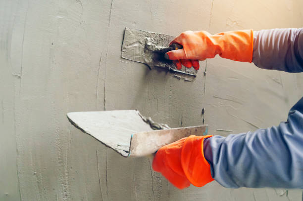 operaio immagine a mano intonaco di calcestruzzo - gesso da costruzione foto e immagini stock