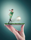 hand-mit-einem-smartphone.jpg?b=1&s=170x170&k=20&c=5TxvgxcWYisNQ93iH0RAUwJpahOPzcWdAixmO5eIUmo=