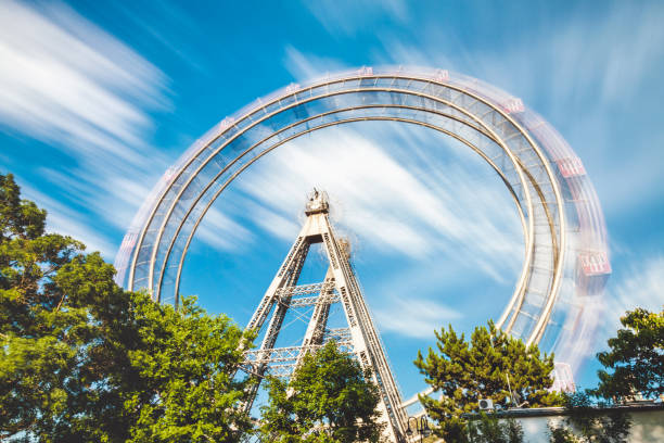 wiener riesenrad, langzeitbelichtung riesenrad im prater in wien österreich - wiener wurstelprater stock-fotos und bilder