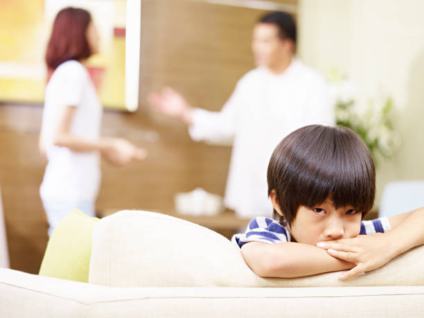 triste enfant asiatique et les querelles des parents - conflict face to face child arguing photos et images de collection