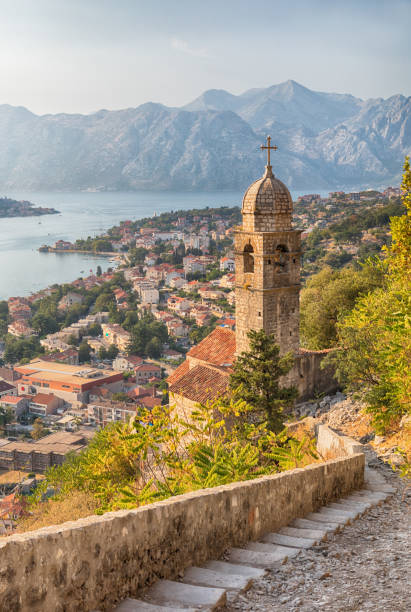 kotor stadtlandschaft und die kirche der muttergottes von remedy - montenegro stock-fotos und bilder