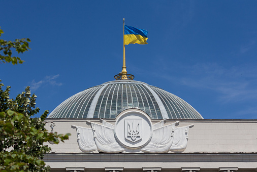 Ucraniano bandera ondeando sobre el Parlamento en Kiev photo