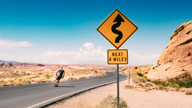 skateboarding valley of fire - skateboard park skateboarding road trip balance imagens e fotografias de stock