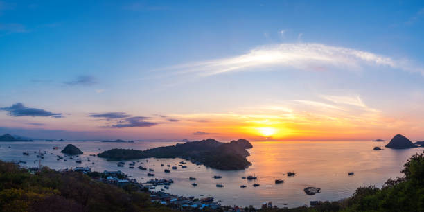 panorama dramatischen sonnenuntergang himmel in labuan bajo. - labuanbajo stock-fotos und bilder