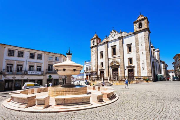 Giraldo Square, Evora EVORA, PORTUGAL - JULY 15: Giraldo Square (Praca do Giraldo) is located in the city center on July 15, 2014 in Evora, Portugal baixa stock pictures, royalty-free photos & images