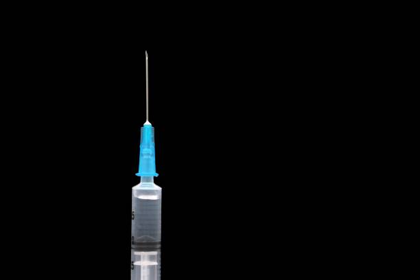 黒い背景にソリューションと医療注射器。 - drop of insulin ストックフォトと画像