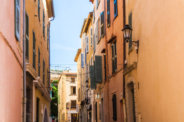 istock Narrow street in Saint Tropez 843360996
